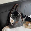Sac fourre-tout en toile gris foncé avec bretelles marron et charmant capybara - Avec Pendentif / Noir