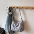 Sac hobo à carreaux gris à la mode avec texture en toile et fermeture éclair élégante - Sans Pendentif / Argent