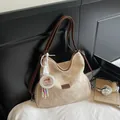 Grand sac cabas beige en faux daim avec charme Capybara et bandoulières marron - Avec Pendentif / Blanc Cassé