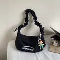 Bolso medialuna de lona negra minimalista con asa fruncida y colgante de dibujos - Con Colgante / Negro