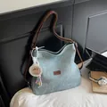 Grand sac cabas en toile bleu ciel avec lanières marron et charm de capybara - Avec Pendentif / Bleu