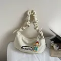Bolso bandolera beige elegante con correa plisada y colgante de niña de dibujos animados - Con Colgante / Blanco Roto