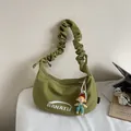 Bolso bandolera cuadrado verde elegante con correa plisada y amuleto de caricatura - Con Colgante / Verde