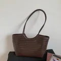 Sac cabas tressé marron foncé avec motif à chevrons et doubles bretelles longues - Brun Sans Pendentif