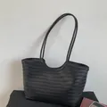 Grand sac cabas tressé noir avec texture en V et fines bandoulières élégantes - Noir sans Pendentif
