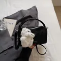 Bolso Boston negro con estampado de mármol, colgante de perro y correa de hombro - Con Colgante / Negro
