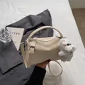 Elegante bolso Boston de cuero crema con un colgante de perro de peluche y bandolera - Con Colgante / Blanco Roto