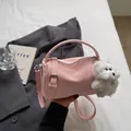 Bolso Boston rosa elegante con herrajes plateados y colgante de perrito de peluche - Con Colgante / Rosa