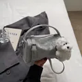 Bolso Boston gris con textura de mármol y colgante de perro de peluche en fondo blanco - Con Colgante / Plateado