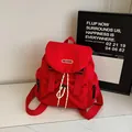Sac à dos rouge tendance avec rabat contrasté et cordon de serrage blanc pour étudiants - Rouge