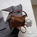 Bolso Boston marrón con textura de mármol, correa ajustable y colgante de perro peluche - Con Colgante / Marrón