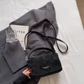 Bolso Boston negro con textura de ondas de agua y correa ajustable en estilo chic - Sin colgante / Negro