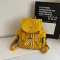 Sac à dos en nylon jaune vif pour étudiants avec rabat et détails de cordes tressées - Jaune
