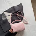 Bolso Boston chic con estampado de mármol rosa, asa superior y correa ajustable - Sin colgante / Rosa