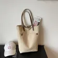 Bolso tote de lona beige con asas de cuero marrón y bolsillo frontal con remaches - Caqui