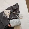 Bolso Boston gris con patrón de mármol, correa ajustable y asa superior cómoda - Sin colgante / Plateado