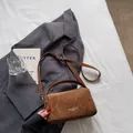 Bolso Boston marrón con textura de mármol y bandolera sobre una chaqueta gris - Sin colgante / Marrón