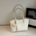 Sac fourre-tout blanc crème en similicuir avec un charmant pendentif d'ours en peluche - Blanc Cassé