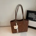 Sac fourre-tout marron plissé avec charme d'ours en peluche pour un style décontracté - café