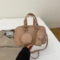 Borsa bowling Boston in pelle kaki con portamonete rotondo e manici intrecciati - Cachi chiaro