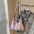 Helllila Kordelzug-Einkaufstasche aus Nylon mit Stickerei und verstellbarem Gurt - Ohne Anhänger / Lila