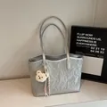 Sac cabas argenté effet froissé avec finition métallisée et charm ours pour femmes - Argenté