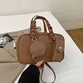 Borsa Boston in pelle litchi marrone con manici intrecciati e pochette staccabili - Cachi scuro
