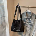 Modische Eimer-Tasche aus schwarzem Nylon mit Stickerei und verstellbarem Gurt - Ohne Anhänger / Schwarz