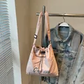 Hellrosa Nylon-Umhängetasche mit Stickerei und verstellbarem Kordelzugverschluss - Ohne Anhänger / Rosa