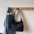 Bolso tote minimalista de nailon negro con bandolera ancha para el uso diario casual - Negro
