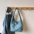 Bolso tote informal azul claro con bolsillos delanteros y correas anchas - Azul