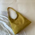 Minimalistische gelbe Wildleder-Einkaufstasche mit strukturierter Oberfläche Draufsicht - Gelb