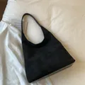 Minimalistische schwarze Wildleder-Einkaufstasche mit schmalen Trägern auf weißem Grund - Schwarz