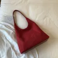 Minimalistische bordeauxrote Wildleder-Einkaufstasche mit Lederriemen auf weißem Stoff - Rot