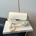 Chique crèmewitte crossbodytas met gevlochten lederen textuur en metalen gesp - Wit