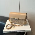 Minimalistische beige crossbodytas met geweven textuur en bijpassende gevlochten riem - Khaki