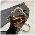 Mini bolso cilíndrico marrón con lunares, volantes de encaje y lazos dobles - Pequeño / Marrón