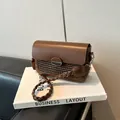 Minimalistische donkerbruine vierkante crossbodytas met geweven textuur en gesp - Bruin