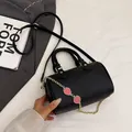 Borsa Boston nera in pelle litchi con catena dorata e ciondoli a fragola rossi - Nero