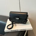 Chique zwarte vierkante crossbodytas met gewatteerde textuur en metalen gesp - Zwart