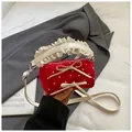 Bolso cilíndrico rojo de lunares con asa de encaje y lazos beige para mujer - Pequeño / Rojo