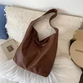 Große geflochtene Hobo-Umhängetasche in Dunkelbraun mit quadratischem Webmuster Leder - Braun