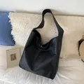 Große schwarze gewebte Leder-Tote-Tasche mit breitem Schultergurt und Magnetverschluss - Schwarz