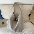 Minimalistische beige gewebte Hobo-Tasche aus Kunstleder für Damen mit breitem Gurt - Weiß