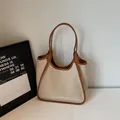 Tragetasche aus cremeweißem Canvas mit braunen Ledergriffen und minimalistischen Falten - Braun