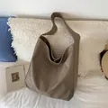 Große Retro-Hobo-Tasche mit Webstruktur in Dunkelkaki mit Ledertextur-Trageriemen - Aprikose