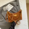 Bolso acolchado de gamuza marrón con cadena dorada y cierre de metal vintage - Marrón