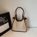 Minimalistische beige Canvas-Einkaufstasche mit braunen Kunstledergriffen und Besatz - Braun