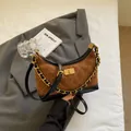 Bolso bandolera de ante marrón con ribete de cuero negro y cadena dorada acolchada - café