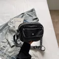 Borsa a tracolla compatta in denim nero lavato con tasche multiple e cinturino regolabile - Nero